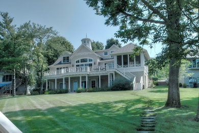 Example of an arts and crafts exterior home design in Columbus