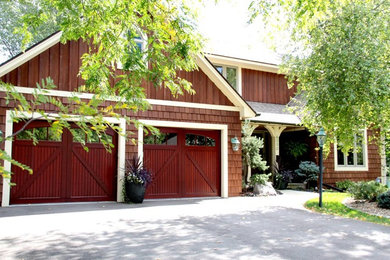 Idée de décoration pour une façade de maison marron champêtre en bois de taille moyenne et à un étage avec un toit à deux pans.