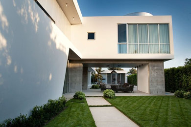 Großes, Zweistöckiges Modernes Einfamilienhaus mit Mix-Fassade, beiger Fassadenfarbe und Flachdach in Los Angeles