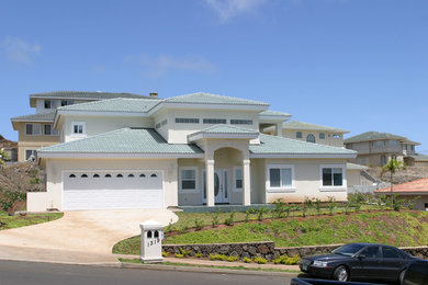 Imagen de fachada de casa blanca de estilo americano grande de dos plantas con revestimiento de estuco y tejado de teja de barro