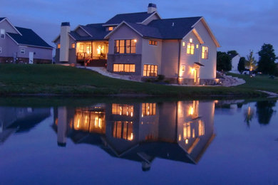 Diseño de fachada de casa beige de estilo americano de tamaño medio de una planta con revestimientos combinados, tejado a dos aguas y tejado de metal