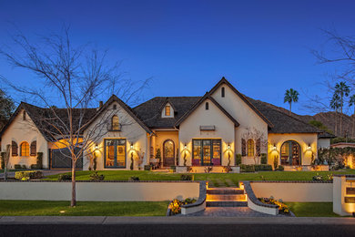 Geräumiges, Zweistöckiges Haus mit Putzfassade, beiger Fassadenfarbe und Walmdach in Phoenix