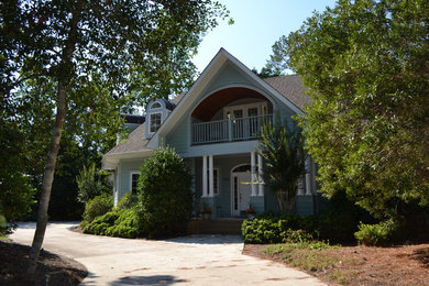 Example of an arts and crafts exterior home design in Wilmington