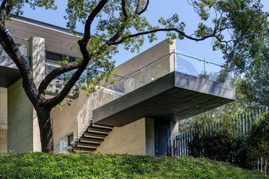Immagine della facciata di una casa grigia contemporanea a due piani di medie dimensioni con rivestimento in cemento e tetto piano