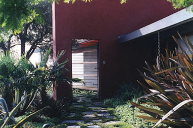 This is an example of a contemporary house exterior in Los Angeles.