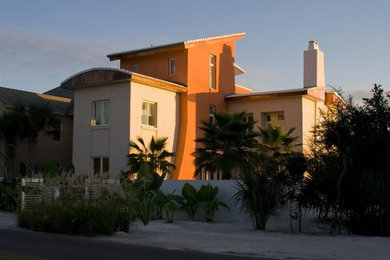 Foto de fachada beige de tres plantas