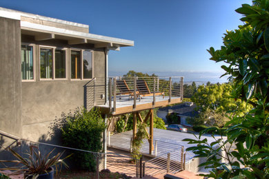 Medium sized and gey modern two floor concrete house exterior in San Francisco.