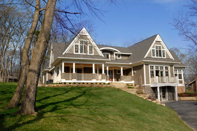Ispirazione per la facciata di una casa marrone american style a tre piani con tetto a capanna e rivestimento con lastre in cemento