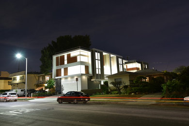 ロサンゼルスにあるお手頃価格の小さなコンテンポラリースタイルのおしゃれな三階建ての家 (混合材サイディング) の写真
