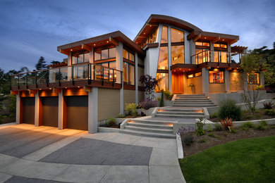 Inspiration pour une façade de maison design à deux étages et plus.