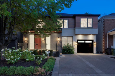 Großes, Zweistöckiges Modernes Einfamilienhaus mit Mix-Fassade, bunter Fassadenfarbe und Flachdach in Toronto