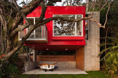 Esempio della facciata di una casa rossa contemporanea