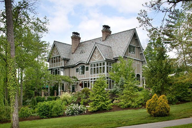 Пример оригинального дизайна: большой, трехэтажный, бежевый дом в классическом стиле с облицовкой из цементной штукатурки