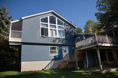 Exemple d'une façade de maison bleue tendance de taille moyenne et à un étage avec un revêtement en vinyle.