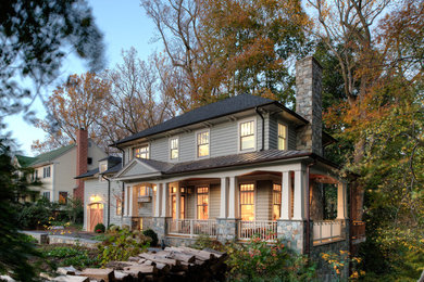 Cette photo montre une façade de maison grise craftsman à un étage et de taille moyenne avec un revêtement mixte et un toit à quatre pans.