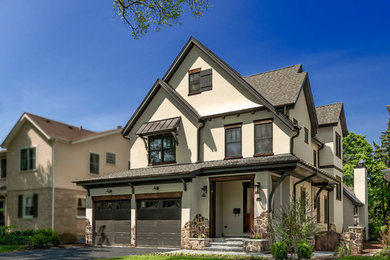 Diseño de fachada de casa beige de estilo americano grande de tres plantas con revestimiento de estuco, tejado a cuatro aguas y tejado de teja de madera
