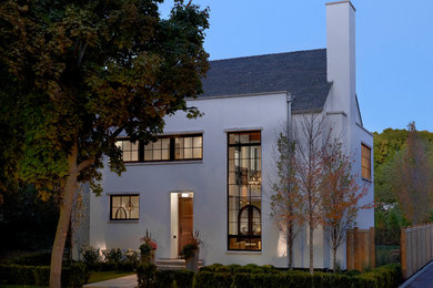 Идея дизайна: двухэтажный, белый дом среднего размера в стиле фьюжн с облицовкой из цементной штукатурки