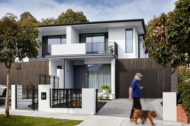 Стильный дизайн: двухэтажный, белый частный загородный дом в современном стиле с плоской крышей - последний тренд