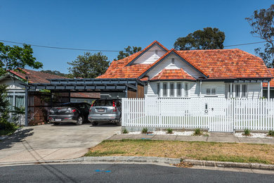 Modernes Einfamilienhaus mit Flachdach und Blechdach in Brisbane