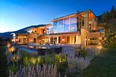 Großes, Dreistöckiges Modernes Einfamilienhaus mit Mix-Fassade, beiger Fassadenfarbe und Flachdach in Denver