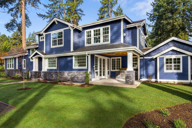Diseño de fachada de casa azul clásica grande de dos plantas con revestimiento de madera, tejado a dos aguas y tejado de teja de madera