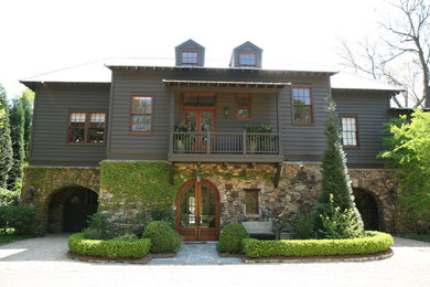 Réalisation d'une façade de maison tradition.