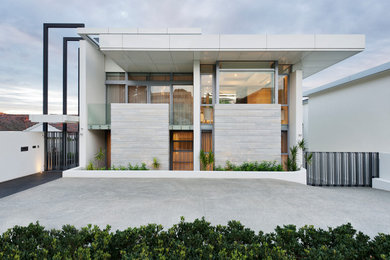 Ejemplo de fachada de casa blanca contemporánea grande de dos plantas con tejado plano