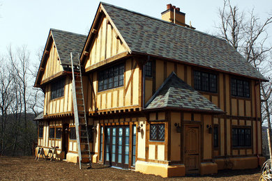Cette image montre une façade de maison chalet.