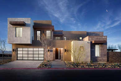 Modelo de fachada de casa beige moderna de tamaño medio de dos plantas con revestimiento de estuco y tejado plano