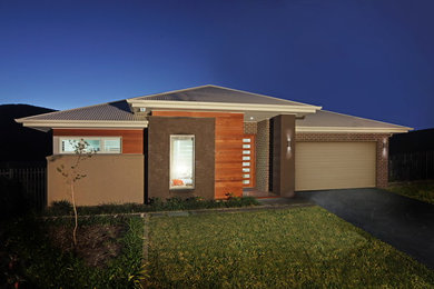Imagen de fachada de casa marrón moderna de tamaño medio de una planta con revestimientos combinados, tejado a cuatro aguas y tejado de metal