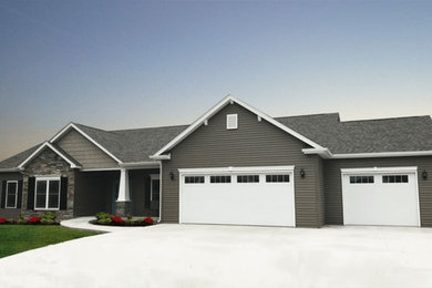 Modelo de fachada de casa gris de tamaño medio de una planta con revestimiento de vinilo y tejado de teja de madera