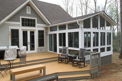 Inspiration pour une grande façade de maison grise traditionnelle de plain-pied avec un revêtement mixte, un toit à deux pans et un toit en shingle.