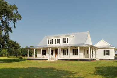 Exemple d'une façade de maison blanche nature en bois à un étage avec un toit à deux pans et un toit en métal.