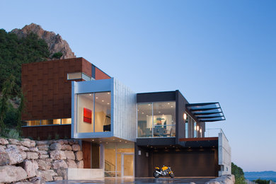 Foto della facciata di una casa contemporanea con rivestimento in metallo