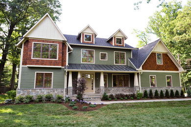 ワシントンD.C.にあるトラディショナルスタイルのおしゃれな家の外観 (緑の外壁) の写真