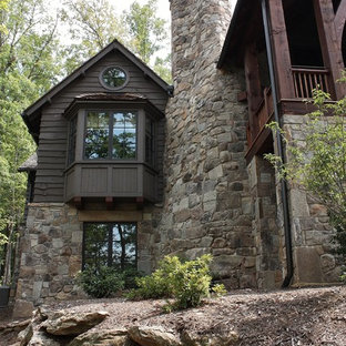 Idées déco pour une grand façade de maison grise montagne à un étage avec un revêtement mixte et un toit à deux pans.