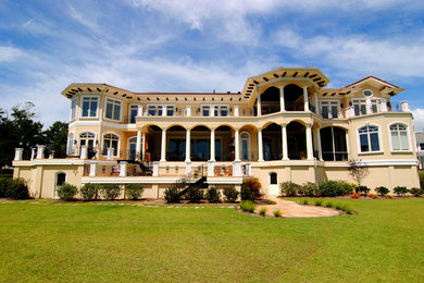 ローリーにある地中海スタイルのおしゃれな家の外観の写真