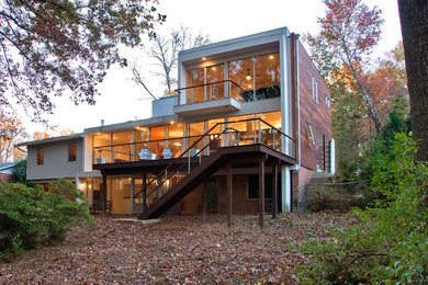 Imagen de fachada de casa blanca minimalista grande de tres plantas con tejado plano, tejado de teja de madera y revestimiento de estuco