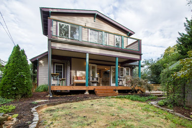Imagen de fachada de casa beige contemporánea de tamaño medio de dos plantas con revestimiento de vinilo, tejado a dos aguas y tejado de varios materiales