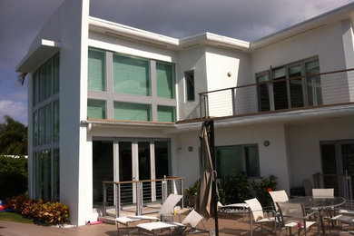 Großes, Zweistöckiges Modernes Einfamilienhaus mit Betonfassade, weißer Fassadenfarbe und Flachdach in Miami