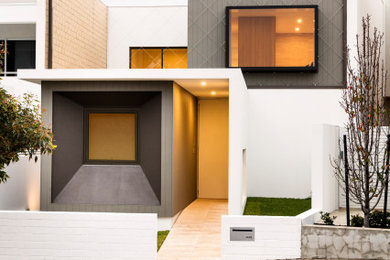 Imagen de fachada de casa blanca de dos plantas con tejado plano