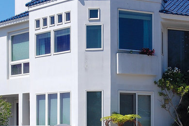 オレンジカウンティにあるトランジショナルスタイルのおしゃれな家の外観の写真