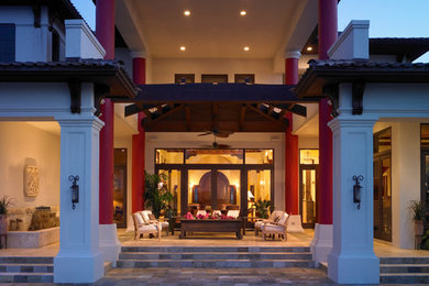 Imagen de fachada beige asiática grande de dos plantas con tejado a cuatro aguas