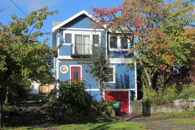 Exempel på ett mellanstort eklektiskt blått hus, med två våningar och sadeltak