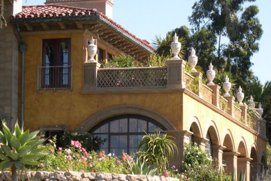 サンタバーバラにある高級な地中海スタイルのおしゃれな家の外観 (漆喰サイディング) の写真