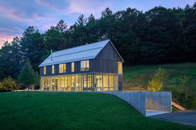 Идея дизайна: трехэтажный, деревянный частный загородный дом среднего размера в современном стиле с полувальмовой крышей и металлической крышей