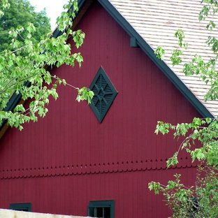 Foto på ett mellanstort vintage rött hus, med två våningar och sadeltak