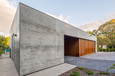 Идея дизайна: двухэтажный, серый частный загородный дом среднего размера в современном стиле с облицовкой из бетона, плоской крышей и металлической крышей