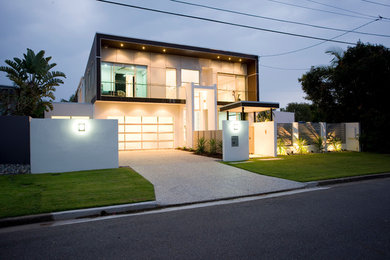 На фото: двухэтажный, белый частный загородный дом в современном стиле с плоской крышей с