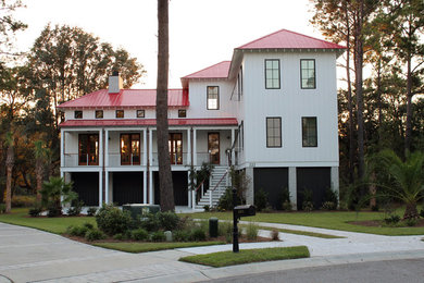 Example of an exterior home design in Charleston